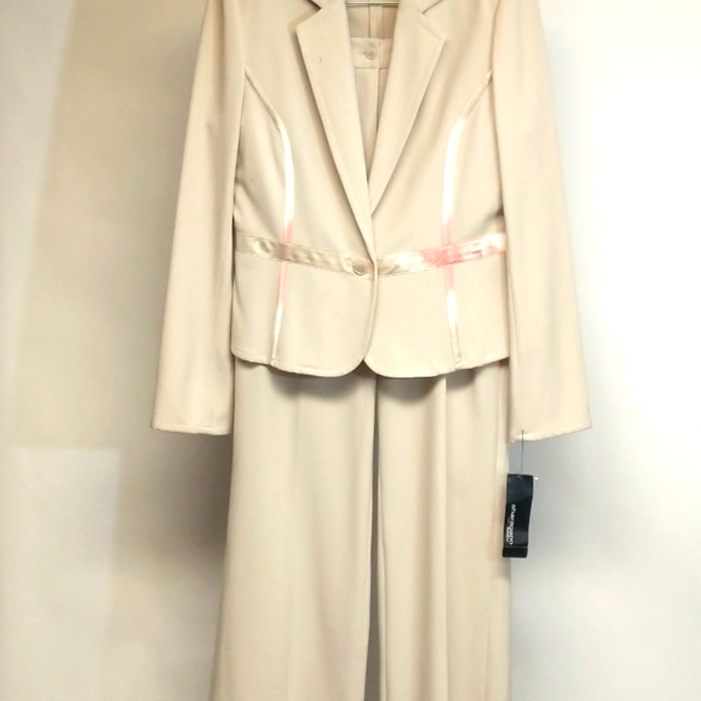 Sharagano Atelier Women's Beige 2Pc Pant Suit ~  Size 8 ~ NWT
